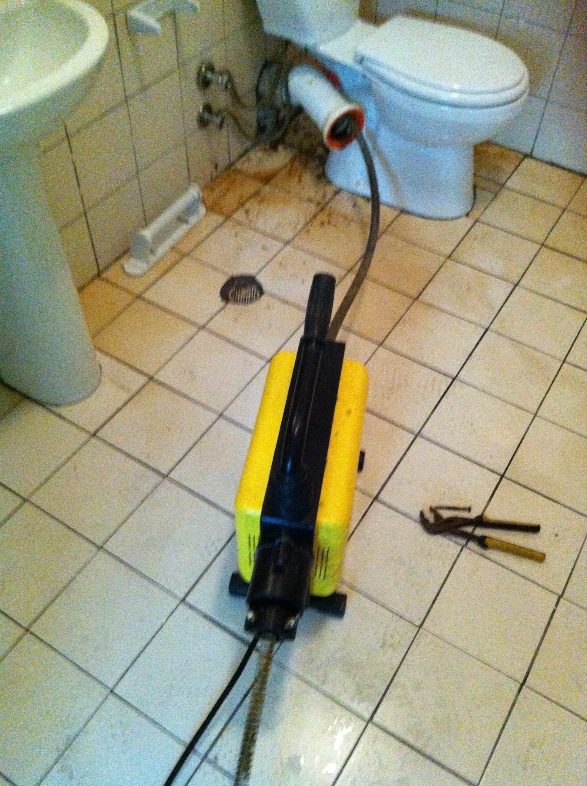 Çerkezköy Su Sızıntısı Tespiti – Kırmadan %100 Noktasal Çözüm Çerkezköy Su Sızıntısı Tespitinde akustik dinleme cihazıyla kırmadan, noktasal kaçak tespiti yapan uzman teknisyen.