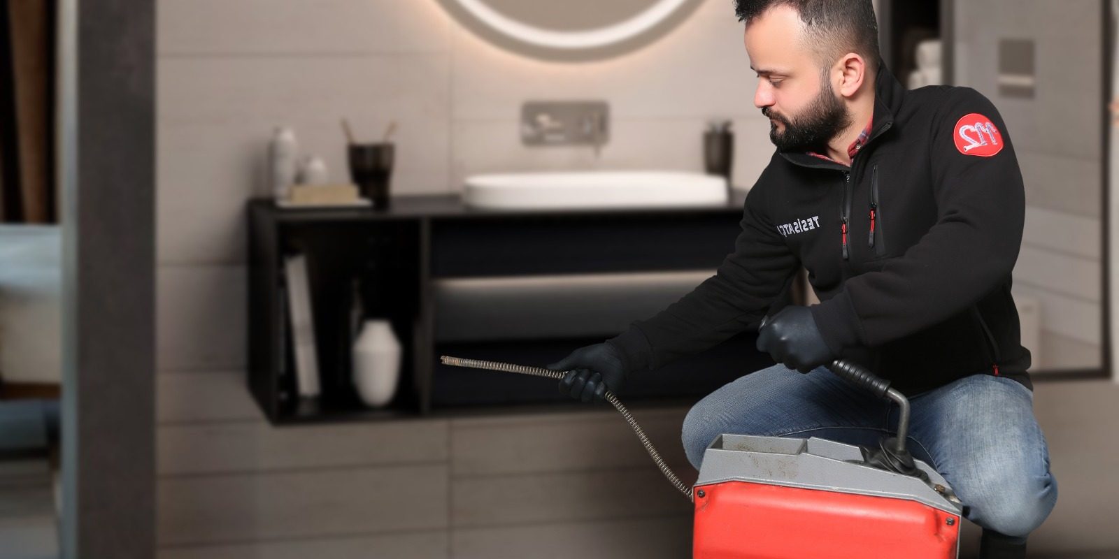 Edirne Lavabo Açma – Batı Tesisat 7/24 Hizmet Batı Tesisat ekipleri tarafından Edirne’de robotlu cihazla lavabo açma işlemi yapılırken çekilmiş görsel.