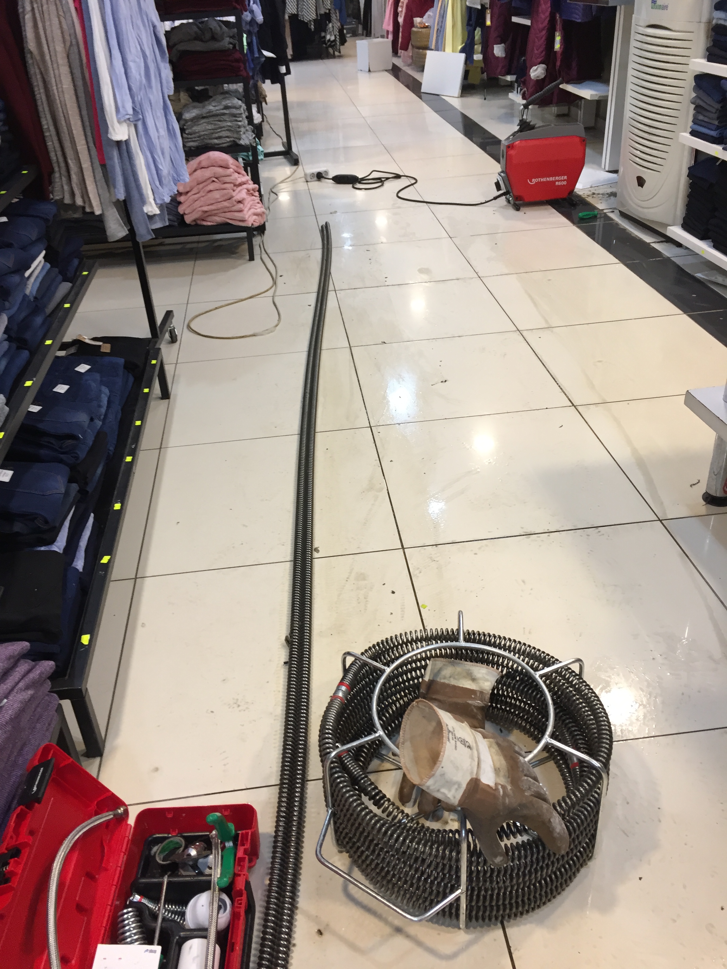 Çerkezköy Su Kaçağı Tespiti ve Tamiri – Kırmadan Noktasal Çözüm Çerkezköy Su Kaçağı Tespiti ve Tamiri uzmanı, akustik cihazla sızıntıyı bulup, garantili onarım için boruyu hazırlıyor.