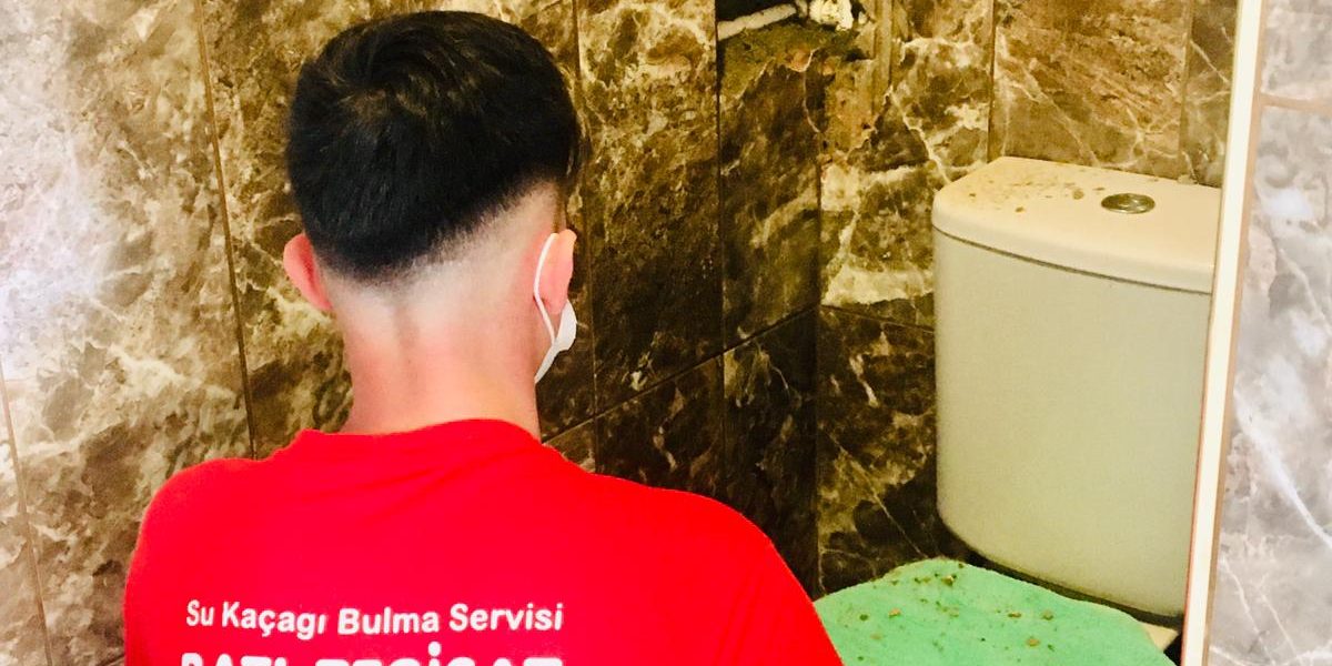 Edirne Su Kaçak Tespiti Hizmeti – Profesyonel Çözümler Edirne su kaçağı tespiti sırasında profesyonel teknisyen akustik cihazla boru hattını kontrol ediyor.