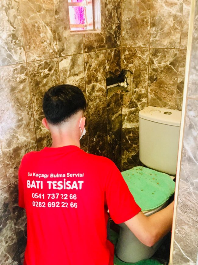 Edirne Su Kaçak Tespiti Hizmeti – Profesyonel Çözümler Edirne su kaçağı tespiti sırasında profesyonel teknisyen akustik cihazla boru hattını kontrol ediyor.