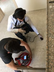 Çerkezköy Tıkalı Gider Açma uzmanı, kameralı robotla mutfak lavabosu giderini kırmadan açıyor.