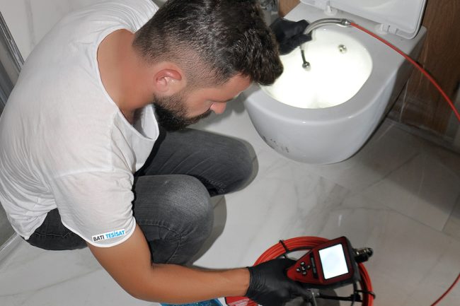 Edirne Sıhhi Tesisatçı – Kırmadan Su Kaçak Tespiti Edirne sıhhi tesisatçı ekibi cihazla kırmadan su kaçağı tespiti yapıyor.