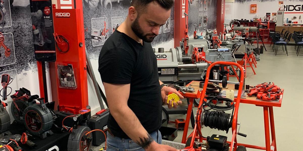 Edirne Cihazla Su Kaçağı Tespiti – Batı Tesisat Edirne cihazla su kaçağı tespiti sırasında Batı Tesisat teknisyenleri modern ekipman kullanıyor.